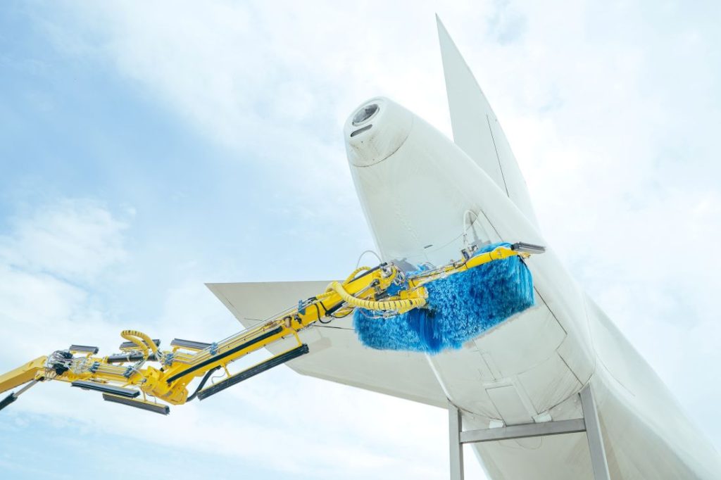 Nordic_Dino_Aircraft_wasking